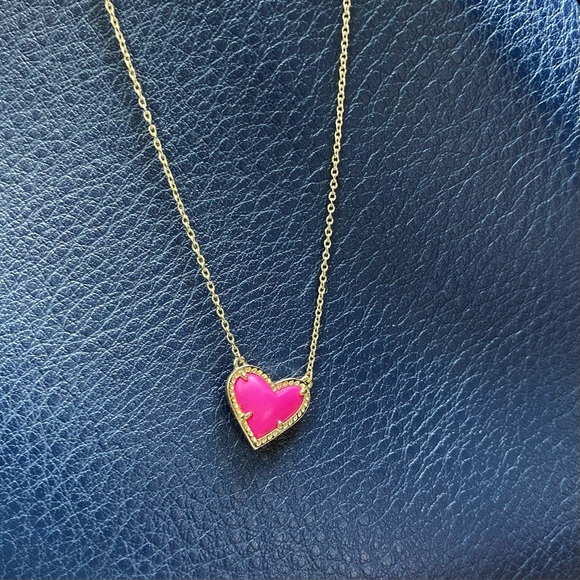 Kendra Scott Ari Gold Pendant Necklace with Pink Heart - Picture 2 of 2